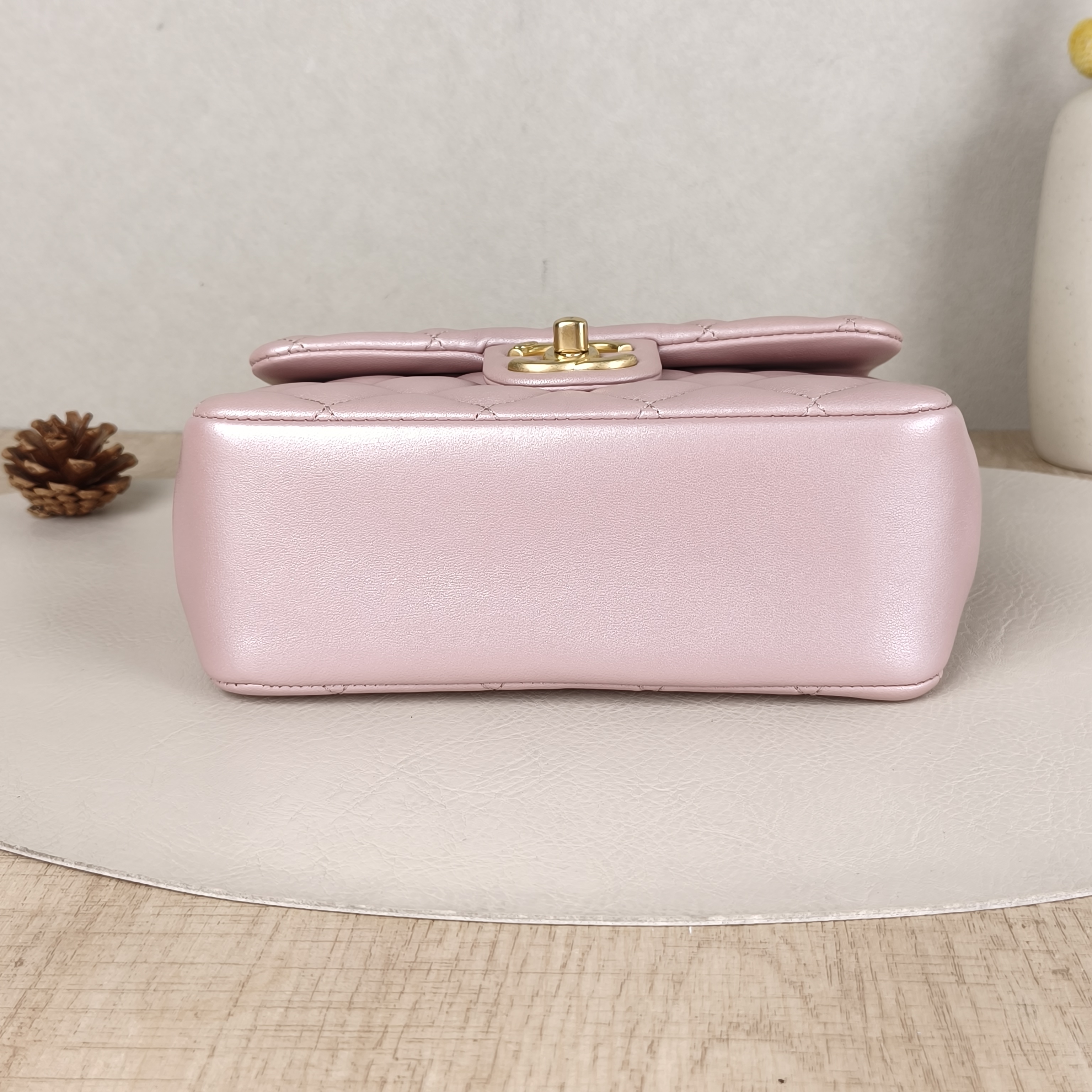 Chanel Crossbody Bag24p Pearl Lambskin One Size19.5 × 7.5 × 14.5 cm — cover view 3 of 5