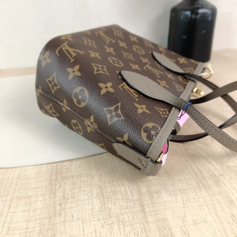 Louis Vuitton Crossbody Bag NEVERFULL INSIDE OUT BB PVC · Calfskin BB 26.5 × 11 × 16.5 cm — detail view 9 of 12