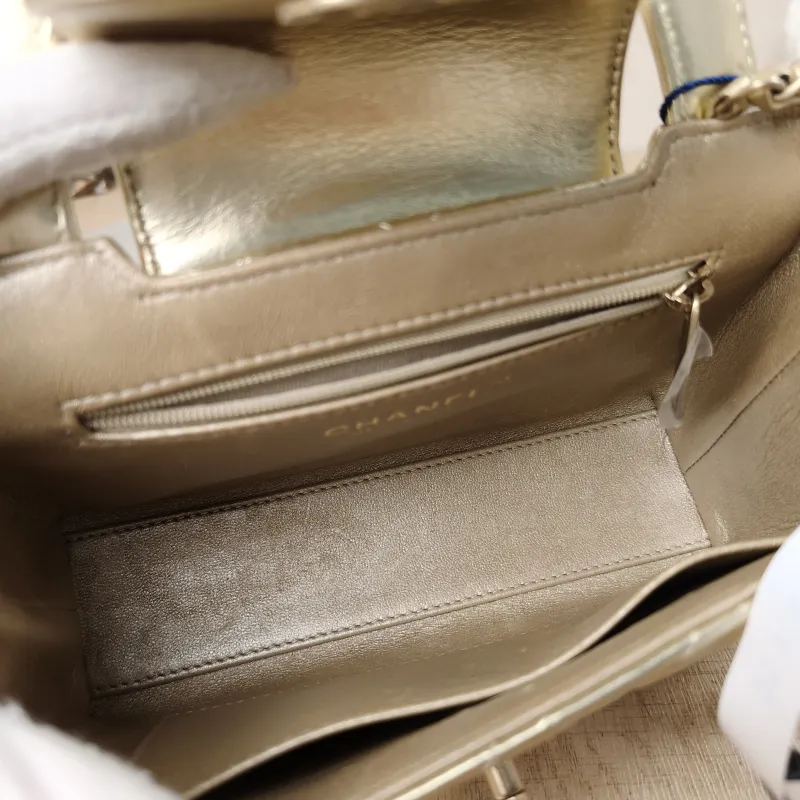 Chanel Crossbody Bag Kelly Gold Lambskin19 × 7 × 13 cm — detail view 8 of 16