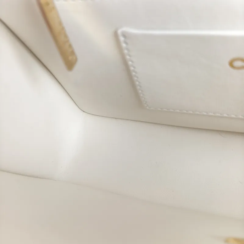 Chanel Crossbody Bag Handle White Grained Calfskin One Size 22 × 7 × 14 cm — detail view 5 of 13