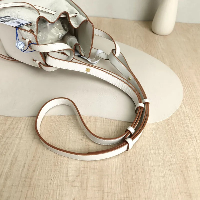 LOEWE Crossbody Bag Hammock White Calfskinmini17 × 11 × 19.5 cm — detail view 3 of 10