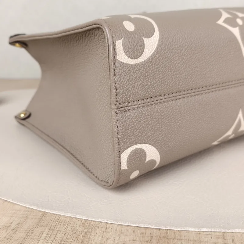 Louis Vuitton Shoulder Bag Onthego · White Empreinte Embossed Calfskin Small25 × 11.5 × 19 cm — detail view 2 of 9