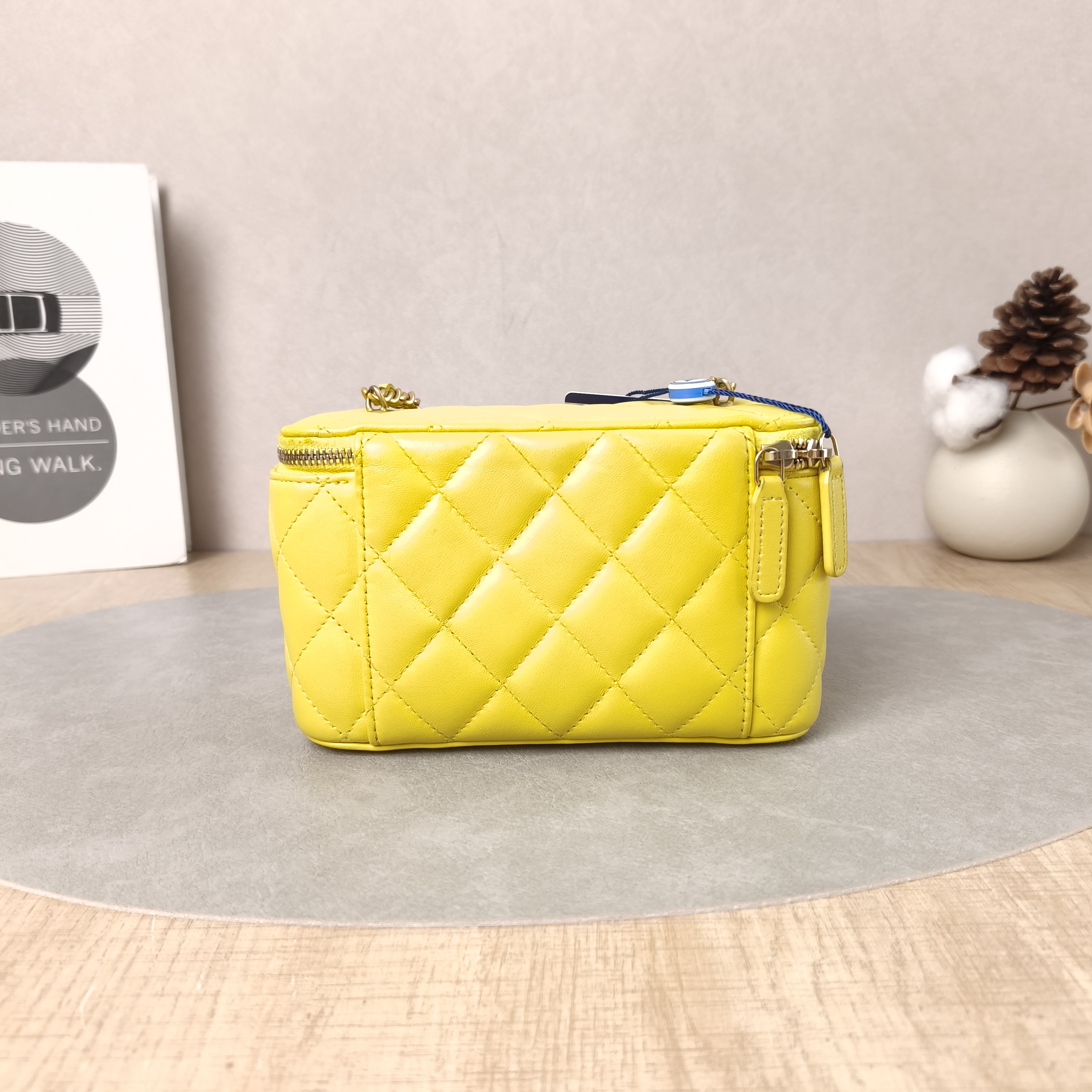 Chanel Crossbody Bag Edition Yellow Lambskin One Size16 × 8 × 9.5 cm — cover view 2 of 5