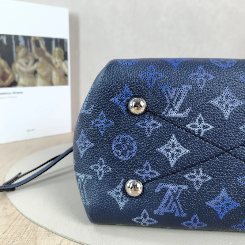 Louis Vuitton Crossbody Bag BELLA · Calfskin One Size 22 × 14 × 19 cm — detail view 4 of 11