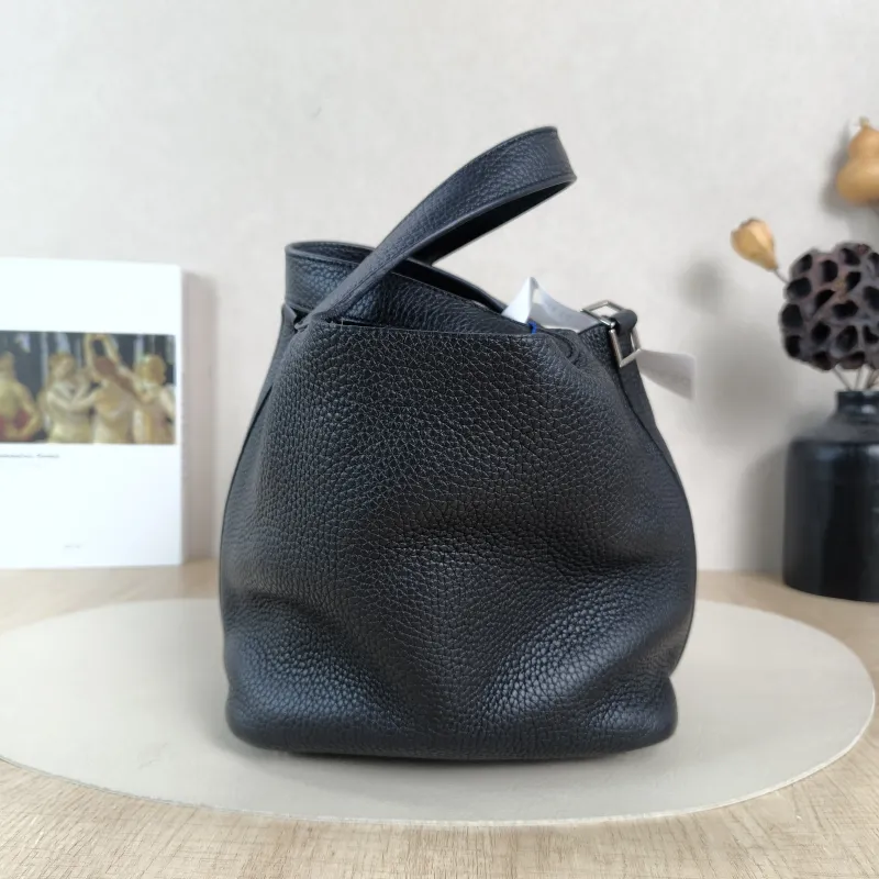 Hermès Top Handle Bag Picotin Lock 18 18Black Clemence Taurillon TC Calfskin Small18 × 13 × 19 cm — detail view 1 of 12