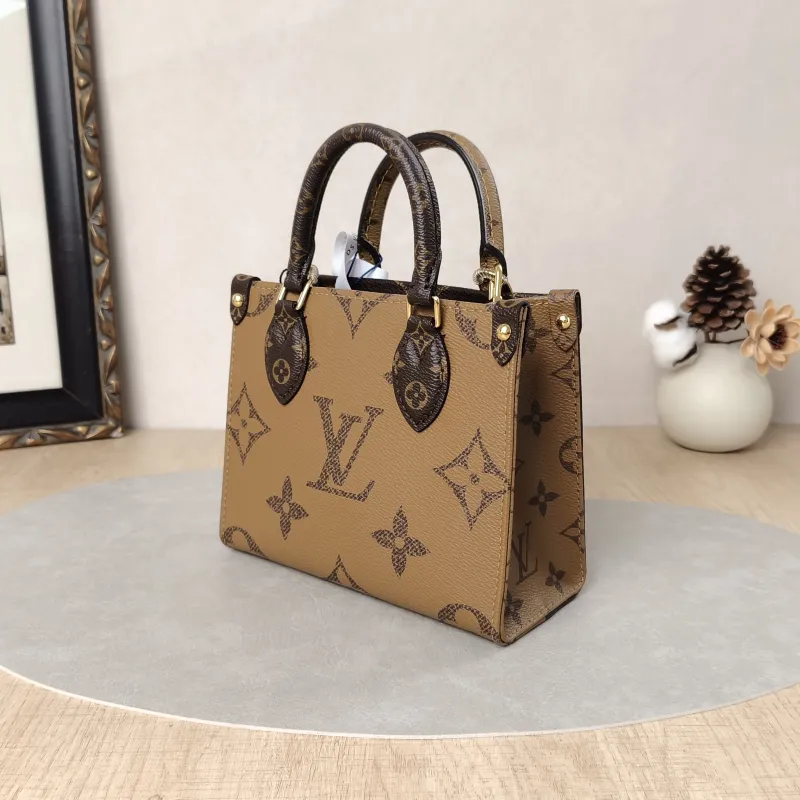 Louis Vuitton Crossbody Bag Onthego BB Monogram PVCBB18 × 8.5 × 15 cm — cover view 2 of 5