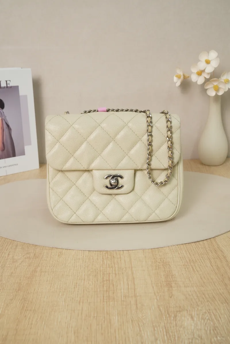 Chanel Calfskin25 · 20 × 6 × 16 cm Conditioned · Conditioned — cover view 2 of 7