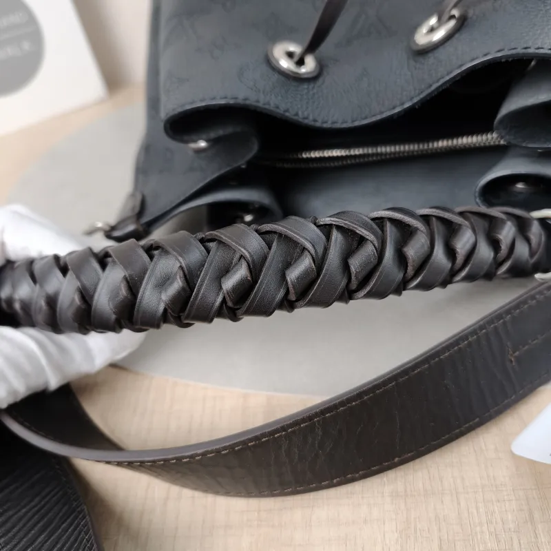 Louis Vuitton Shoulder Bag Muria Black Calfskin One Size26 × 14 × 26 cm — detail view 5 of 16