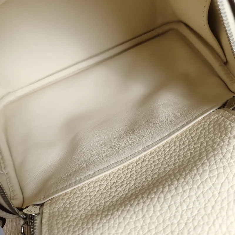Hermès Crossbody Bag Shoulder Strap Lindy Mini 19 TC Calfskinmini19 × 9.5 × 13 cm — detail view 3 of 9
