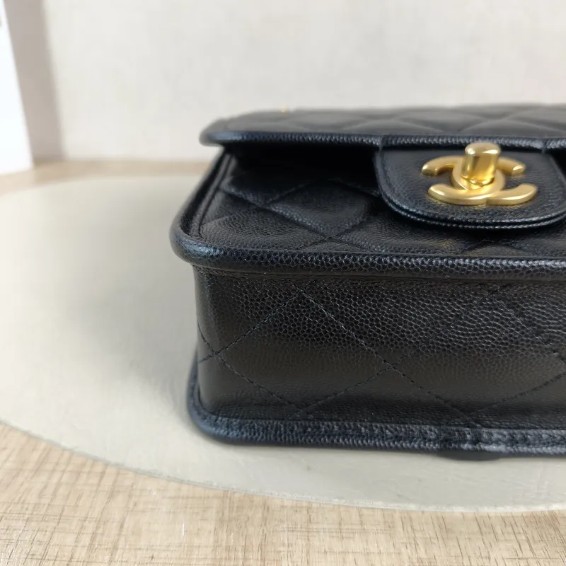 Chanel Crossbody Bag Messenger Bag Black Grained Calfskin 17 × 6 × 16 cm — detail view 11 of 11