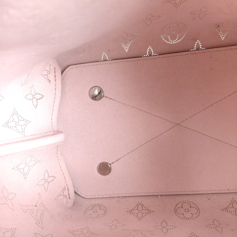 Louis Vuitton Crossbody Bag BELLA Calfskin One Size22 × 14 × 19 cm — detail view 8 of 10