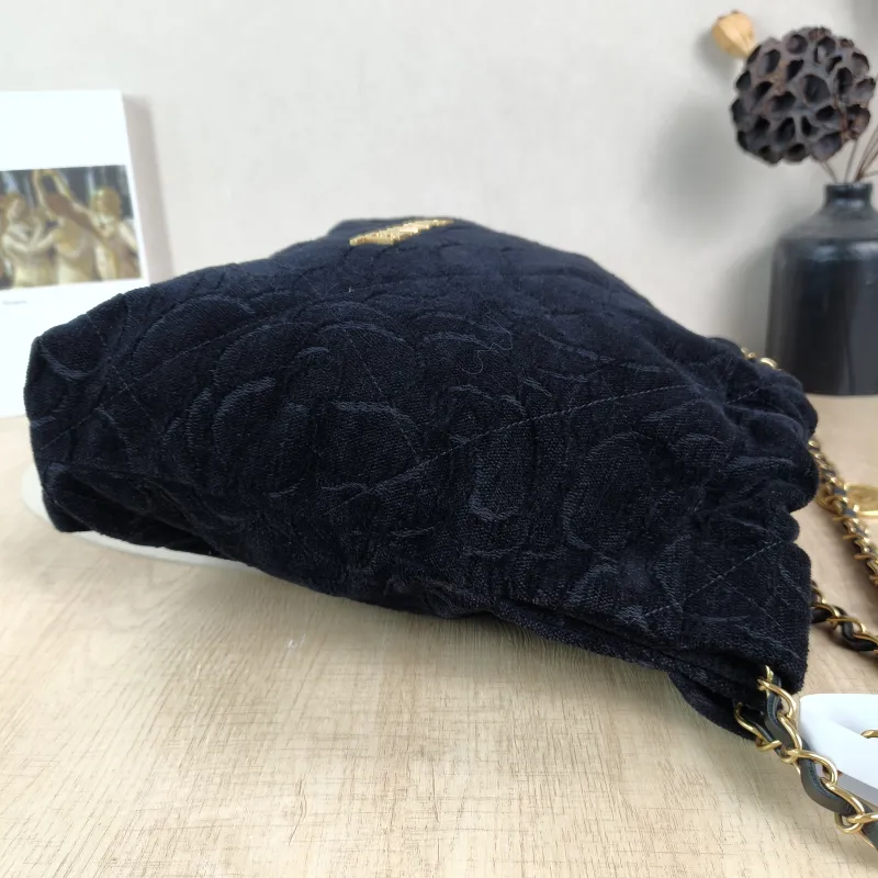 Chanel Shoulder Bag22Bag Black Small35 × 7 × 37 cm — detail view 7 of 13