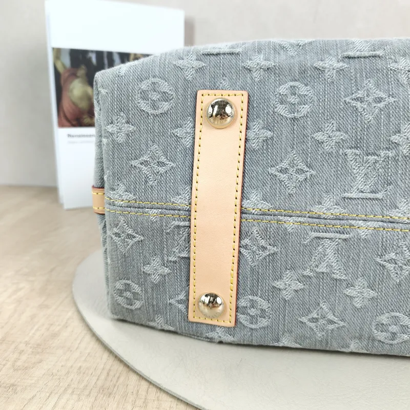 Louis Vuitton Crossbody Bag Carryall Grey Medium39 × 15 × 30 cm — detail view 11 of 14