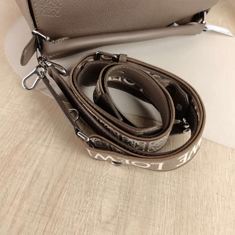 LOEWE Crossbody Bag Puzzle Brown Calfskin Medium 29 × 14 × 19.5 cm — detail view 5 of 12