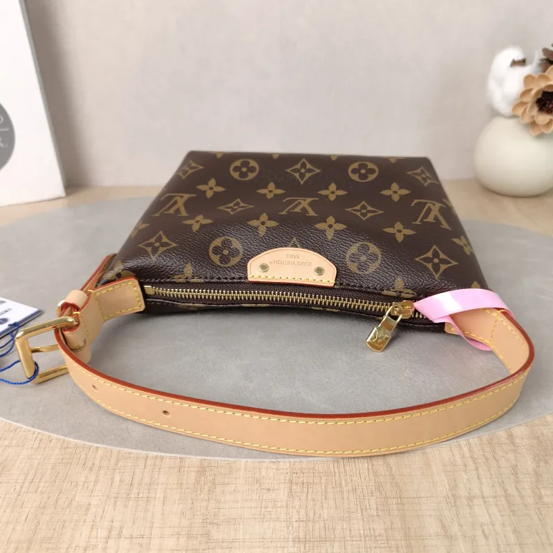 Louis Vuitton Shoulder Bag Pochette Hills Monogram PVC One Size 18.5 × 6.5 × 11 cm — detail view 11 of 11