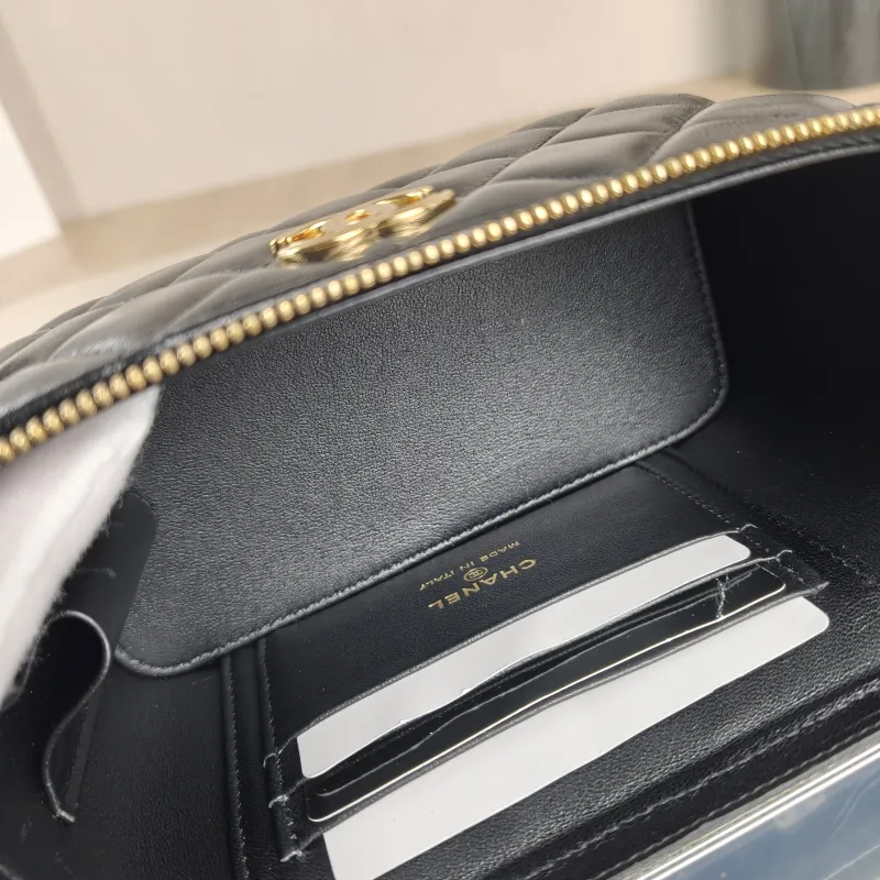 Chanel Crossbody Bag Edition Black Lambskinmini16 × 8 × 9.5 cm — detail view 3 of 14