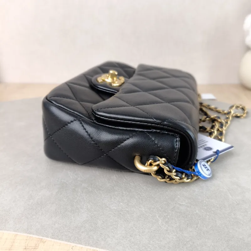 Chanel Crossbody Bag Pearl Black Lambskin One Size 18 × 6 × 13 cm — detail view 1 of 12