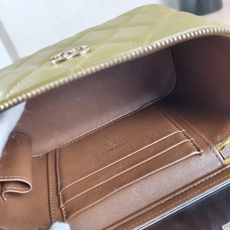 Chanel Crossbody Bag Edition Green Lambskinmini16 × 8 × 9.5 cm — detail view 4 of 14
