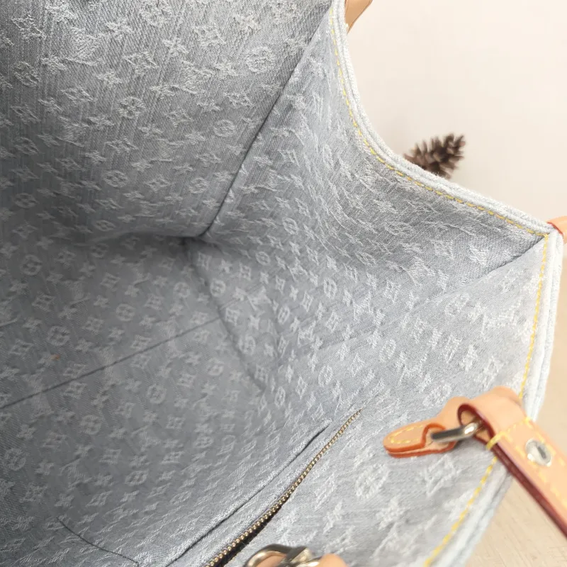 Louis Vuitton Shoulder Bag Onthego Medium Grey Medium 35 × 14 × 27 cm — detail view 2 of 13