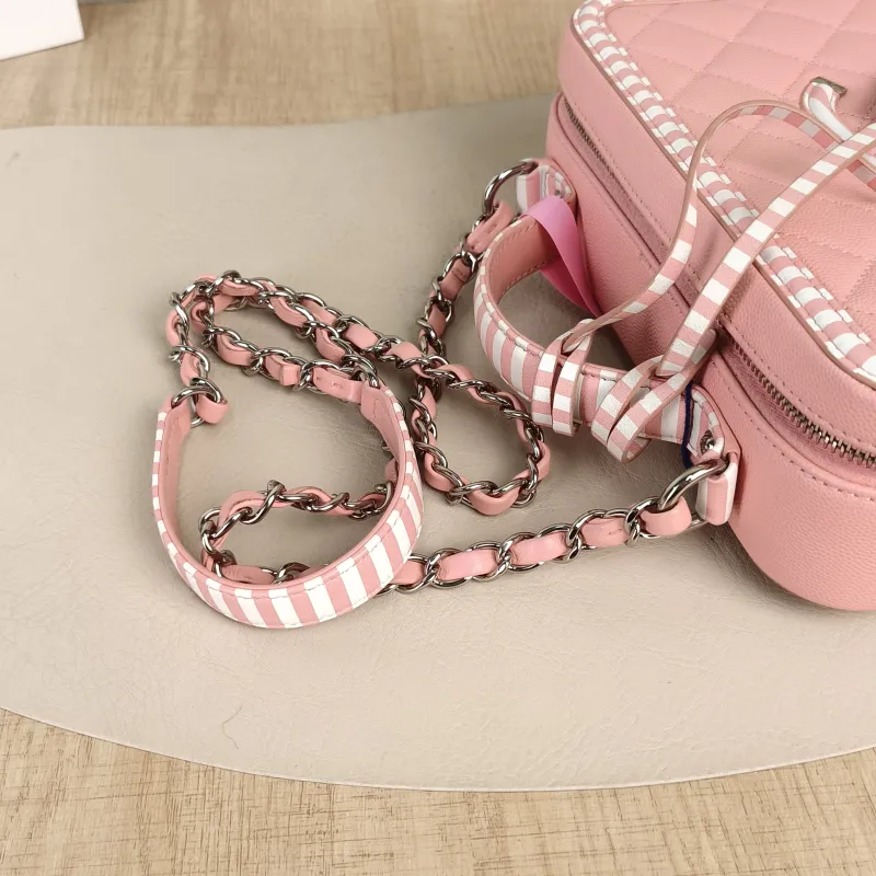 Chanel Crossbody Bag CC Filigree Vanity Cosmetic Bag White Grained Calfskin Medium21 × 8 × 16 cm — detail view 7 of 15