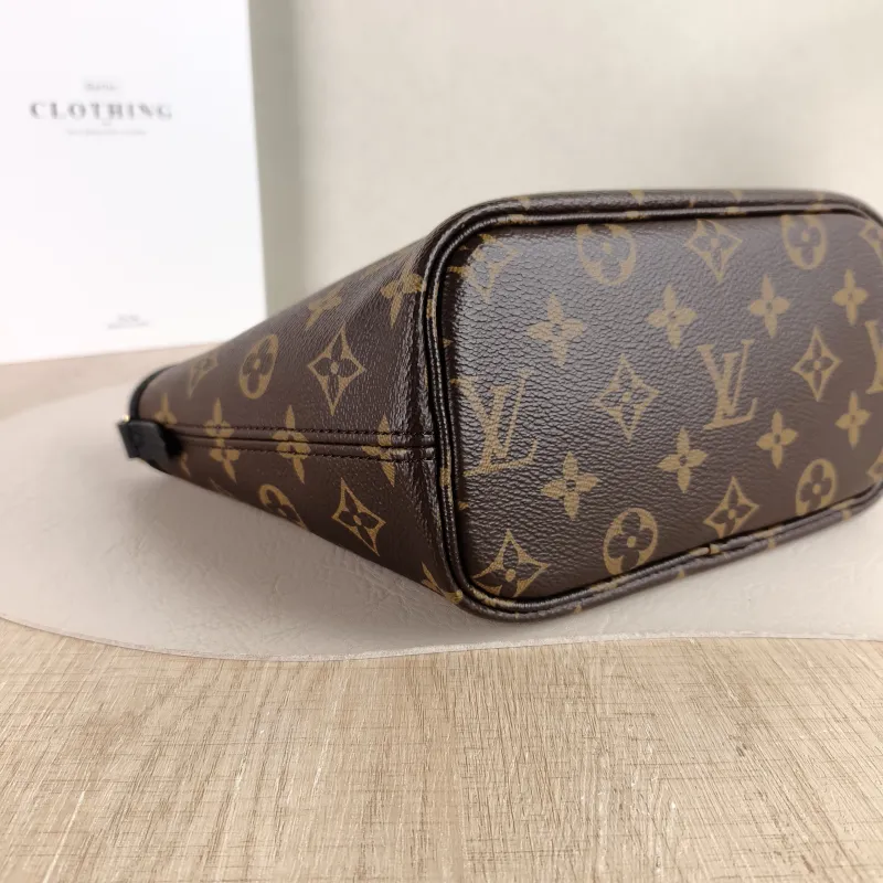 Louis Vuitton Crossbody Bag NEVERFULL INSIDE OUT BB Black PVC · Calfskin BB 26.5 × 11 × 16.5 cm — detail view 1 of 10