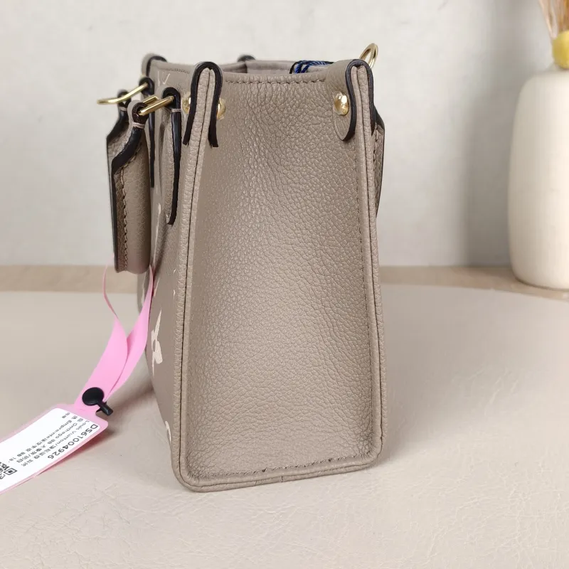 Louis Vuitton Crossbody Bag Onthego BB · White Empreinte Embossed Calfskin BB 18 × 8.5 × 15 cm — detail view 6 of 10