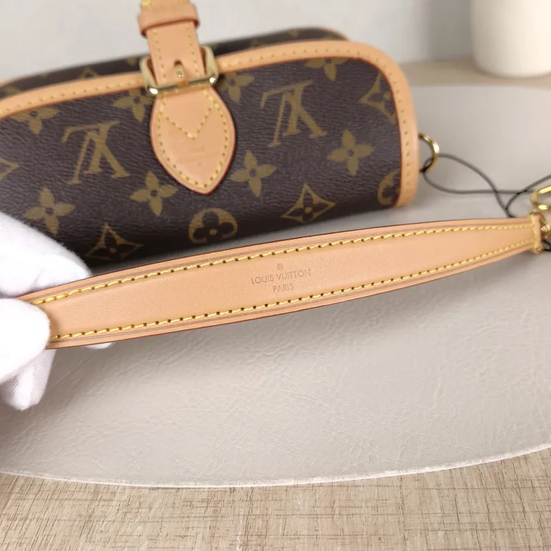 Louis Vuitton Crossbody Bag Diane Baguette Bag Monogram PV Cnano19 × 6 × 10.5 cm — detail view 9 of 12