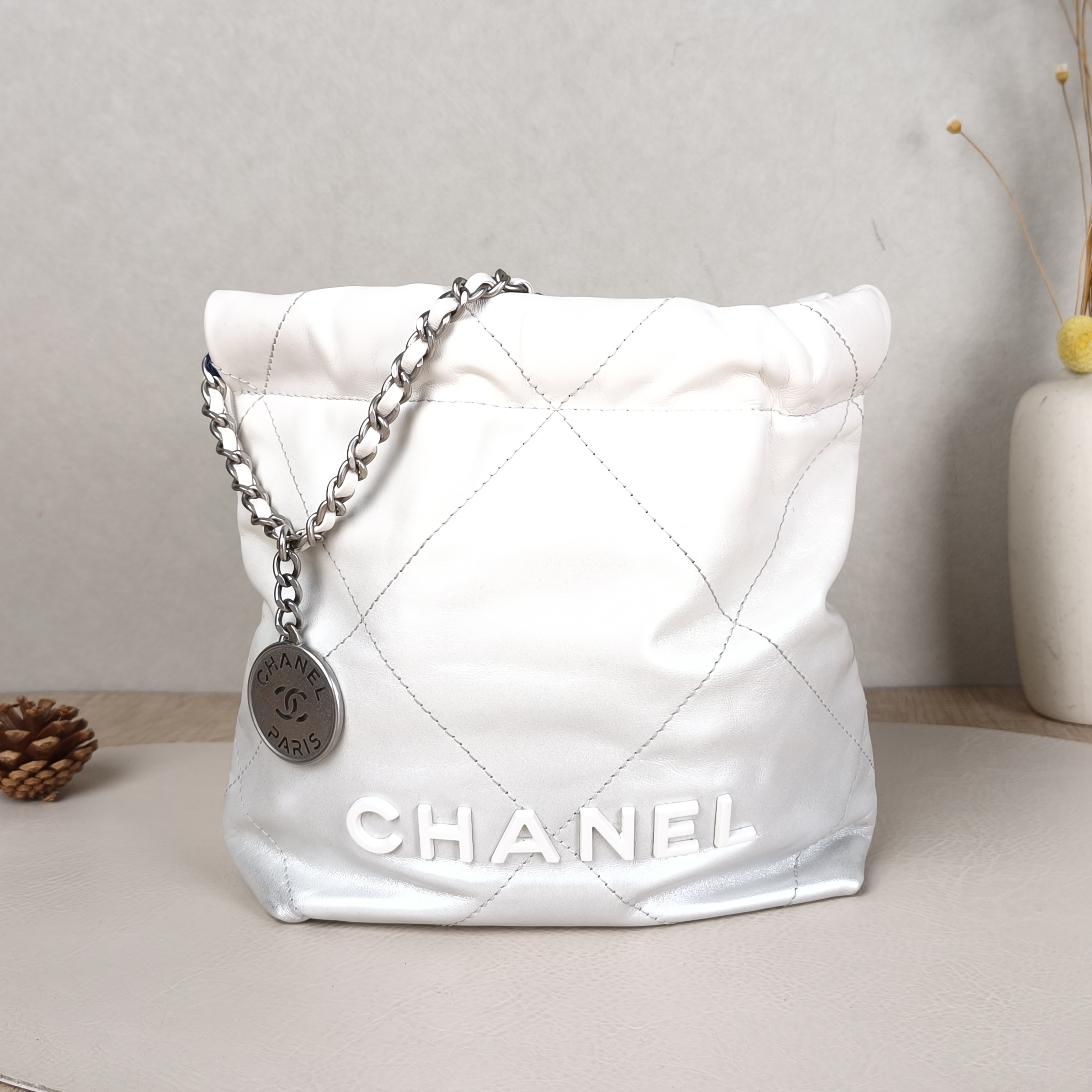 Chanel Shoulder Bag22Bag White CC alfskinmini20 × 6 × 19 cm