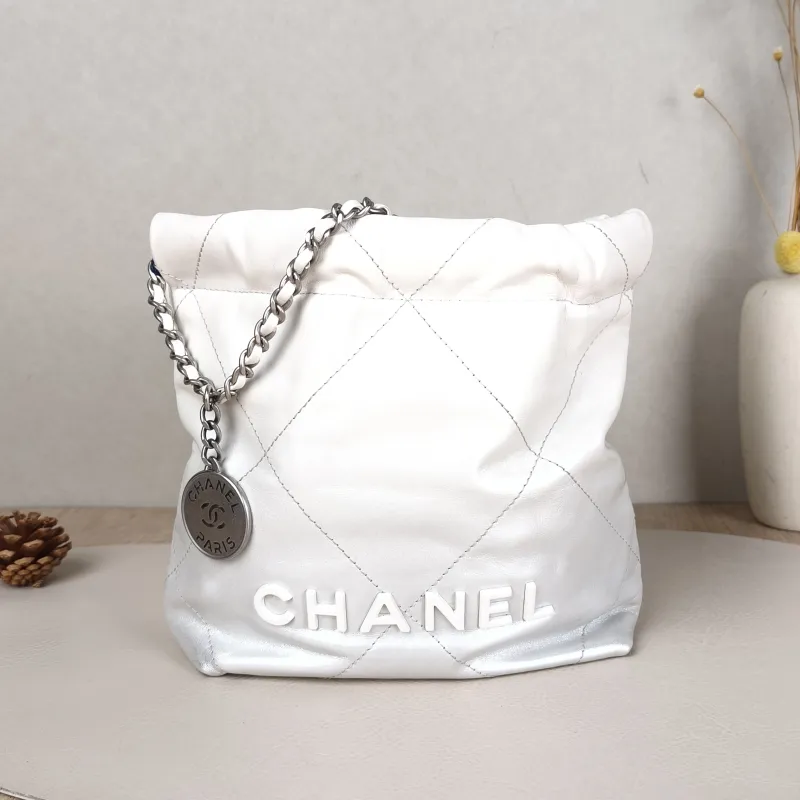 Chanel Shoulder Bag22Bag White CC alfskinmini20 × 6 × 19 cm