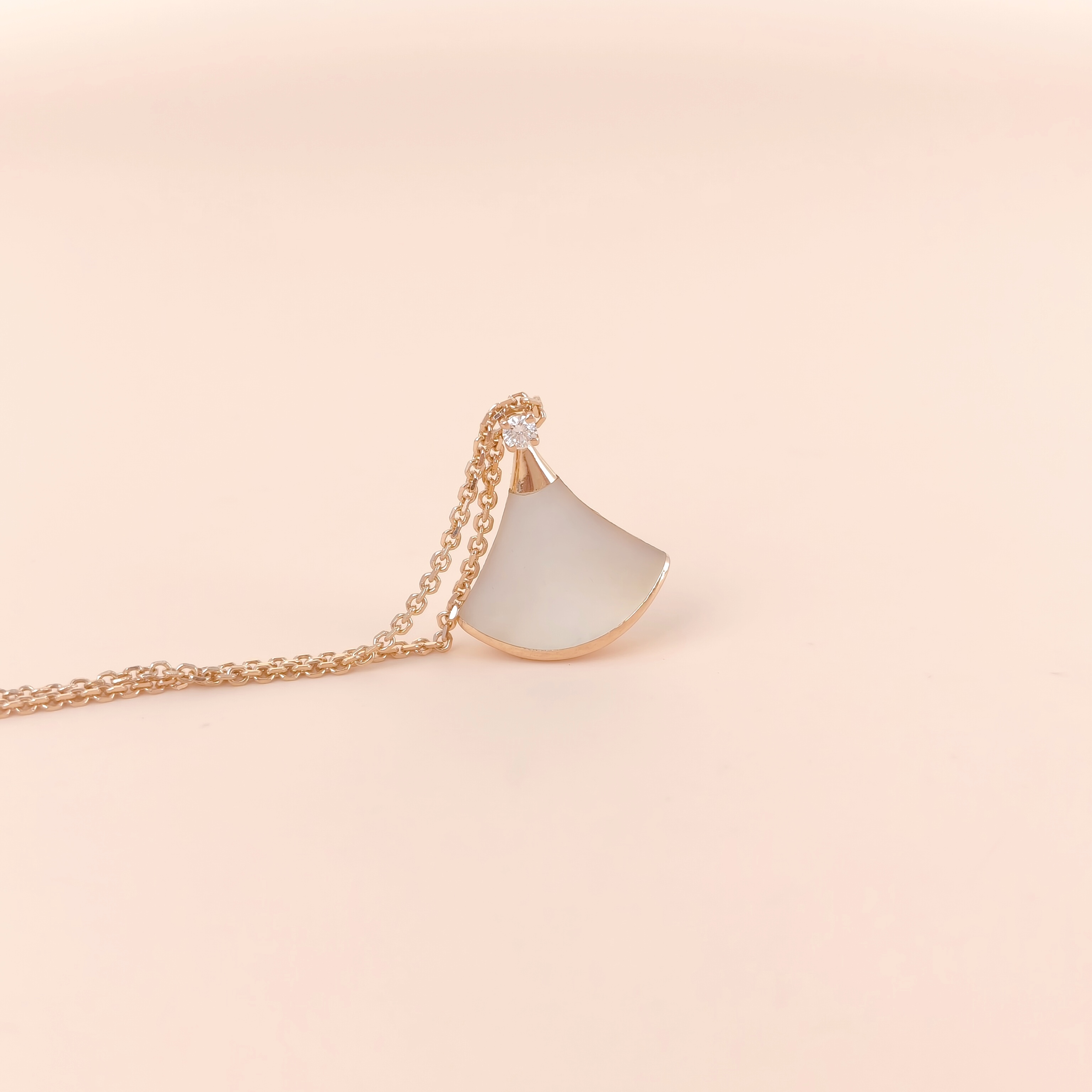Bvlgari Necklace Divas' Dream White Mother-of-Pearl Diamond18KR ose Gold Small43cm — cover view 3 of 7