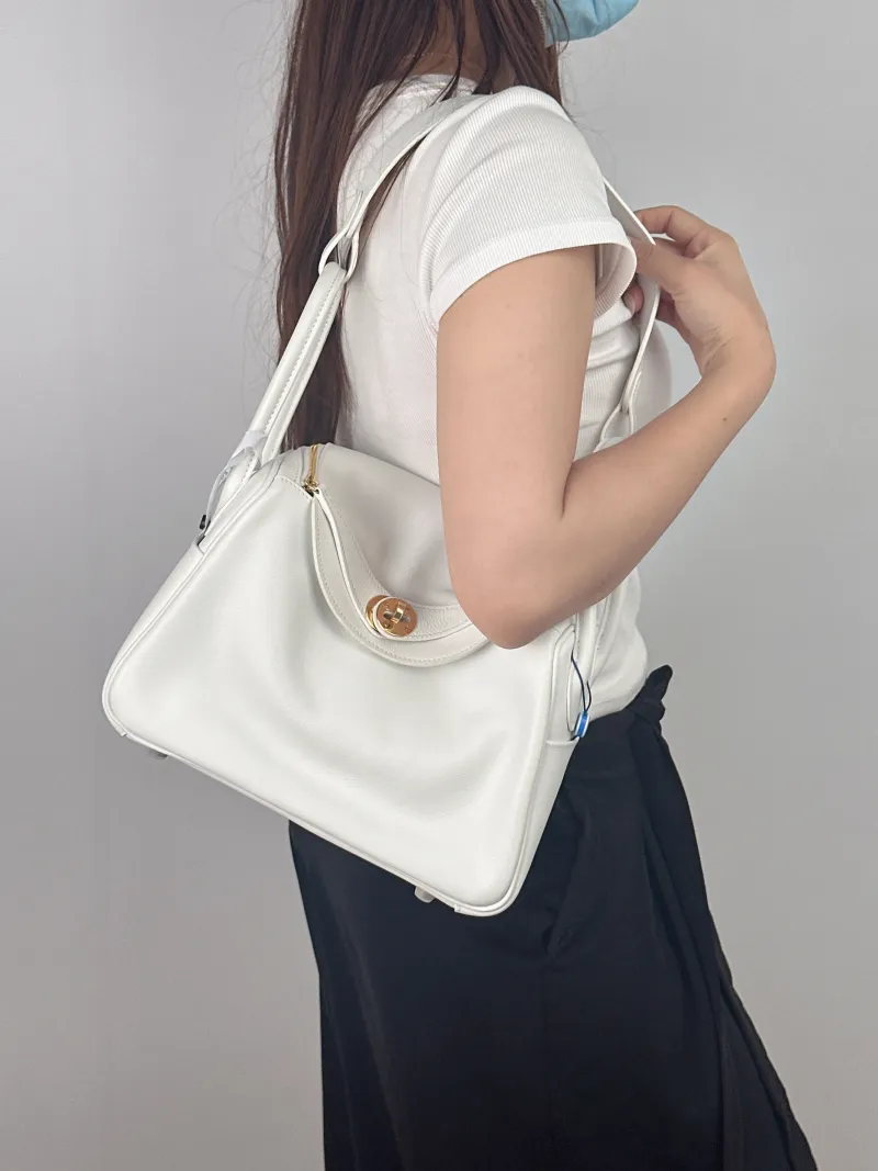 Hermès Crossbody Bag Lindy 2601White Evercolor Calfskin Small26 × 12 × 18 cm — on-model view 1 of 2