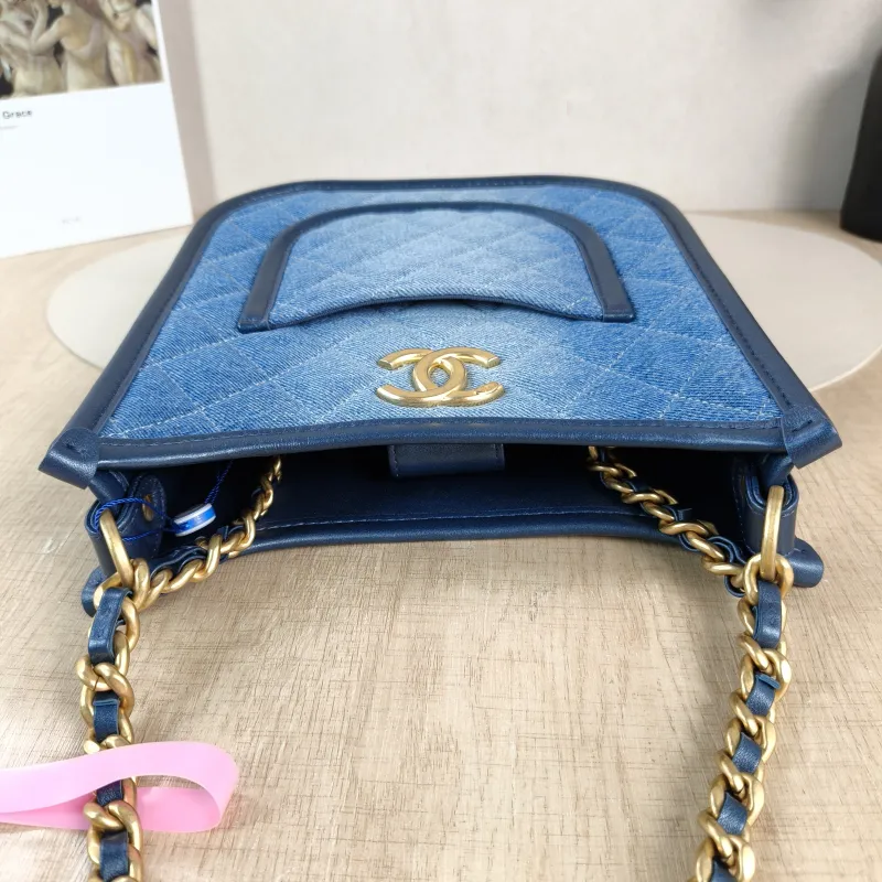 Chanel Crossbody Bag hobo One Size 22 × 6 × 24 cm — detail view 6 of 10