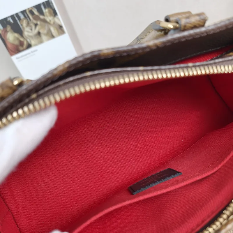 Louis Vuitton Crossbody Bag Onthego East West Monogram PVC Small25 × 10 × 13 cm — detail view 4 of 13