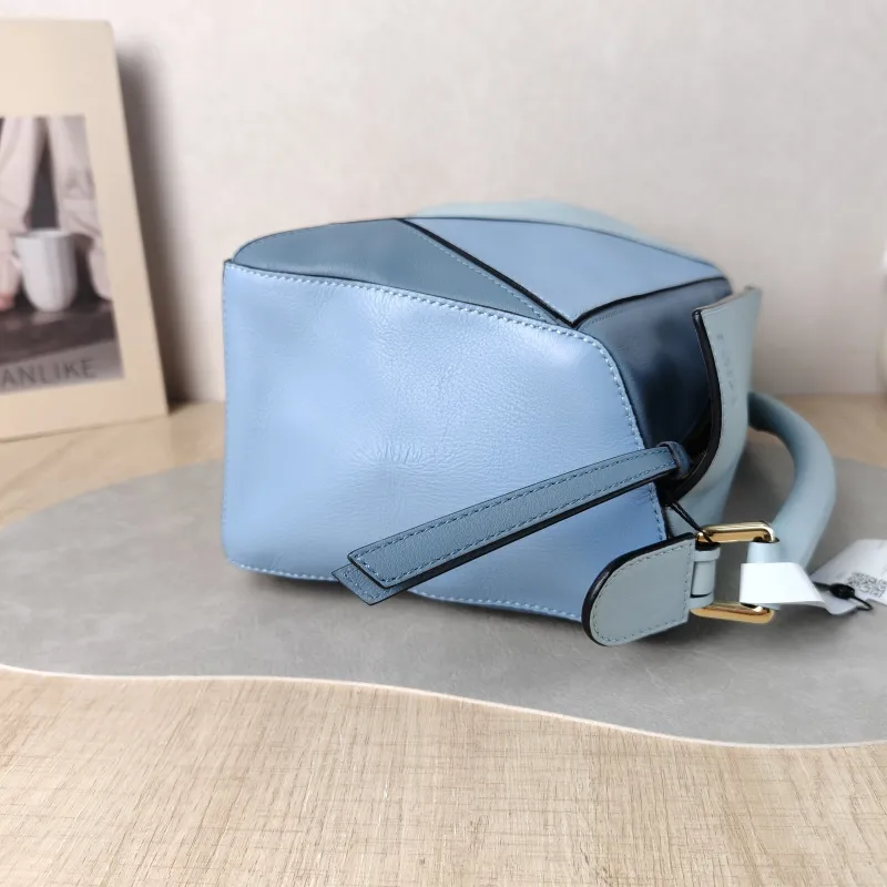 LOEWE Crossbody Bag Puzzle Blue Calfskin Medium 29 × 14 × 19.5 cm — detail view 6 of 12