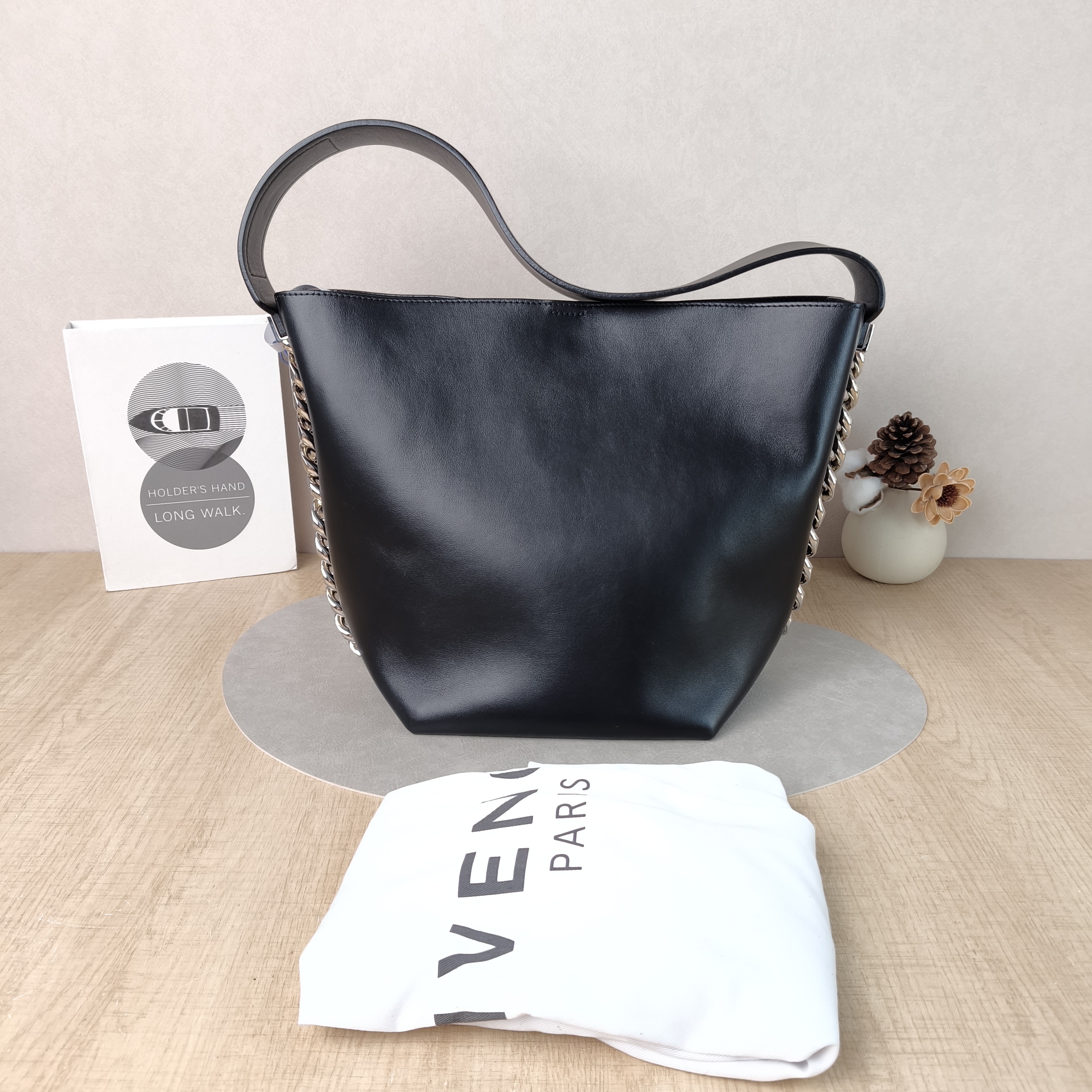 GIVENCHY Shoulder Bag Bucket Bag Shoulder Bag Black Calfskin One Size36 × 19 × 28 cm — cover view 4 of 6