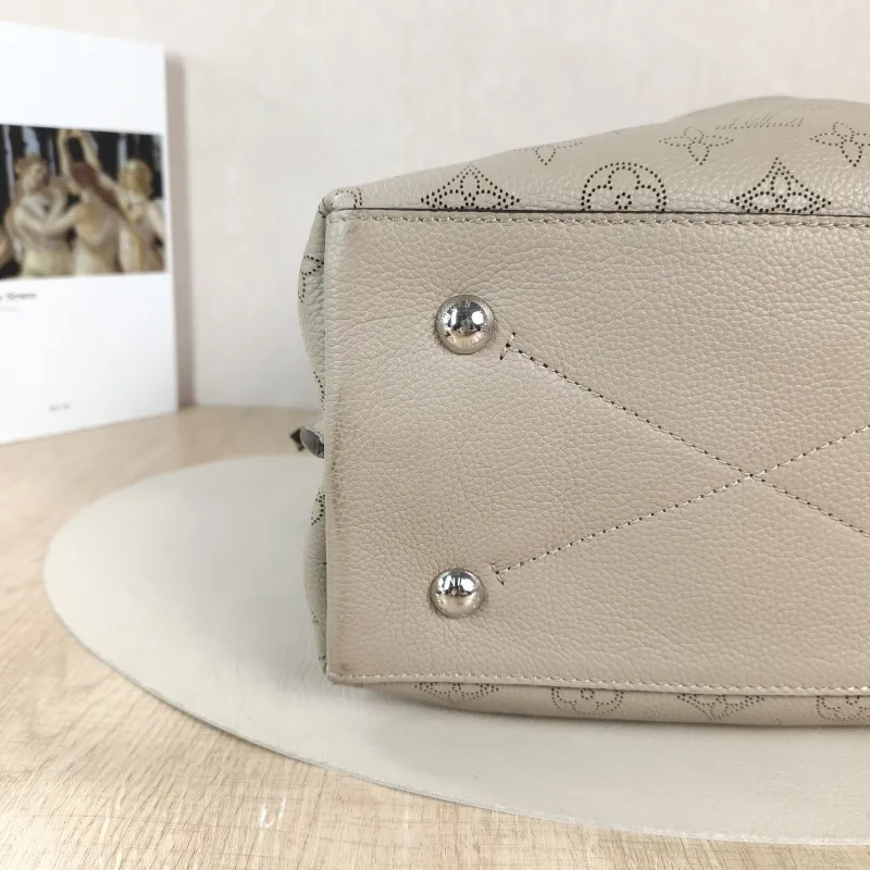 Louis Vuitton Shoulder Bag Muria Grey Calfskin One Size 26 × 14 × 26 cm — detail view 8 of 11
