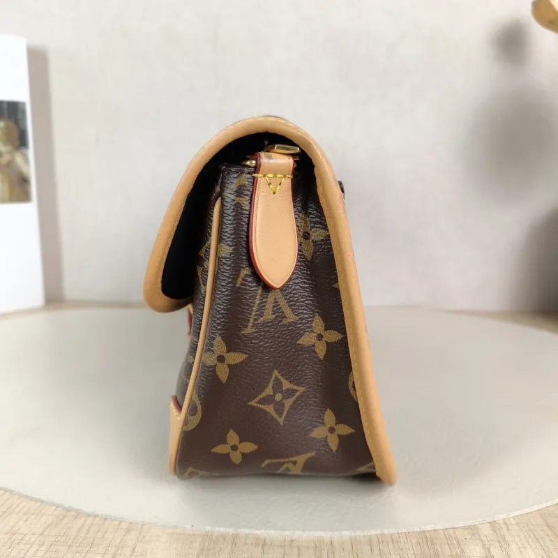 Louis Vuitton Crossbody Bag Diane Baguette Bag Shoulder Strap PVC Small24 × 9 × 15 cm — detail view 4 of 12