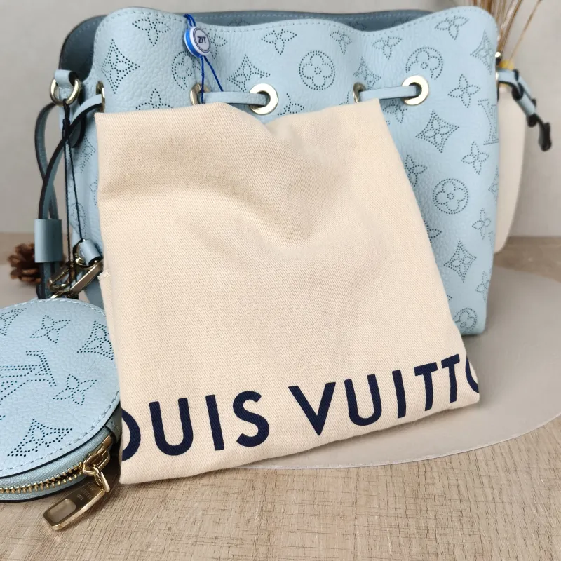 Louis Vuitton Crossbody Bag BELLA Green Calfskin 22 × 14 × 20 cm — detail view 8 of 11