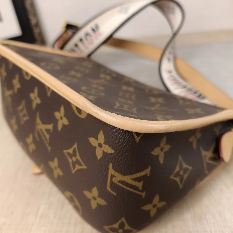 Louis Vuitton Crossbody Bag Diane Baguette Bag Shoulder Strap PVC Small24 × 9 × 15 cm — detail view 3 of 21