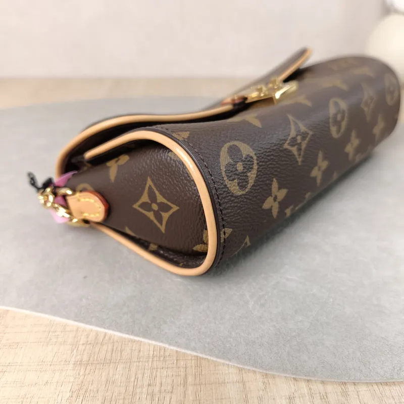 Louis Vuitton Crossbody Bag POCHETTE CAMILLE Monogram PVC One Size 20.5 × 6 × 11 cm — detail view 6 of 12