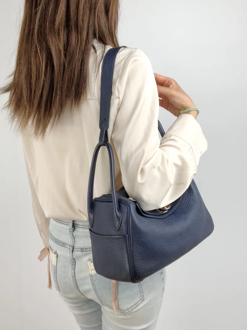 Hermès Crossbody Bag Lindy 26 Navy TC Calfskin Small 26 × 12 × 18 cm A Conditioned — on-model view 1 of 2