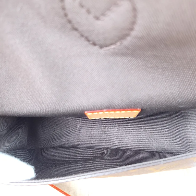 Louis Vuitton Crossbody Bag Diane Baguette Bag Monogram PVC nano 19 × 6 × 10.5 cm — detail view 5 of 11