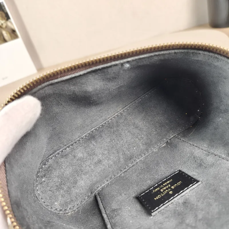Louis Vuitton Shoulder Bag VANITY Cosmetic Bag Monogram PVC Small19 × 11 × 13 cm — detail view 10 of 11