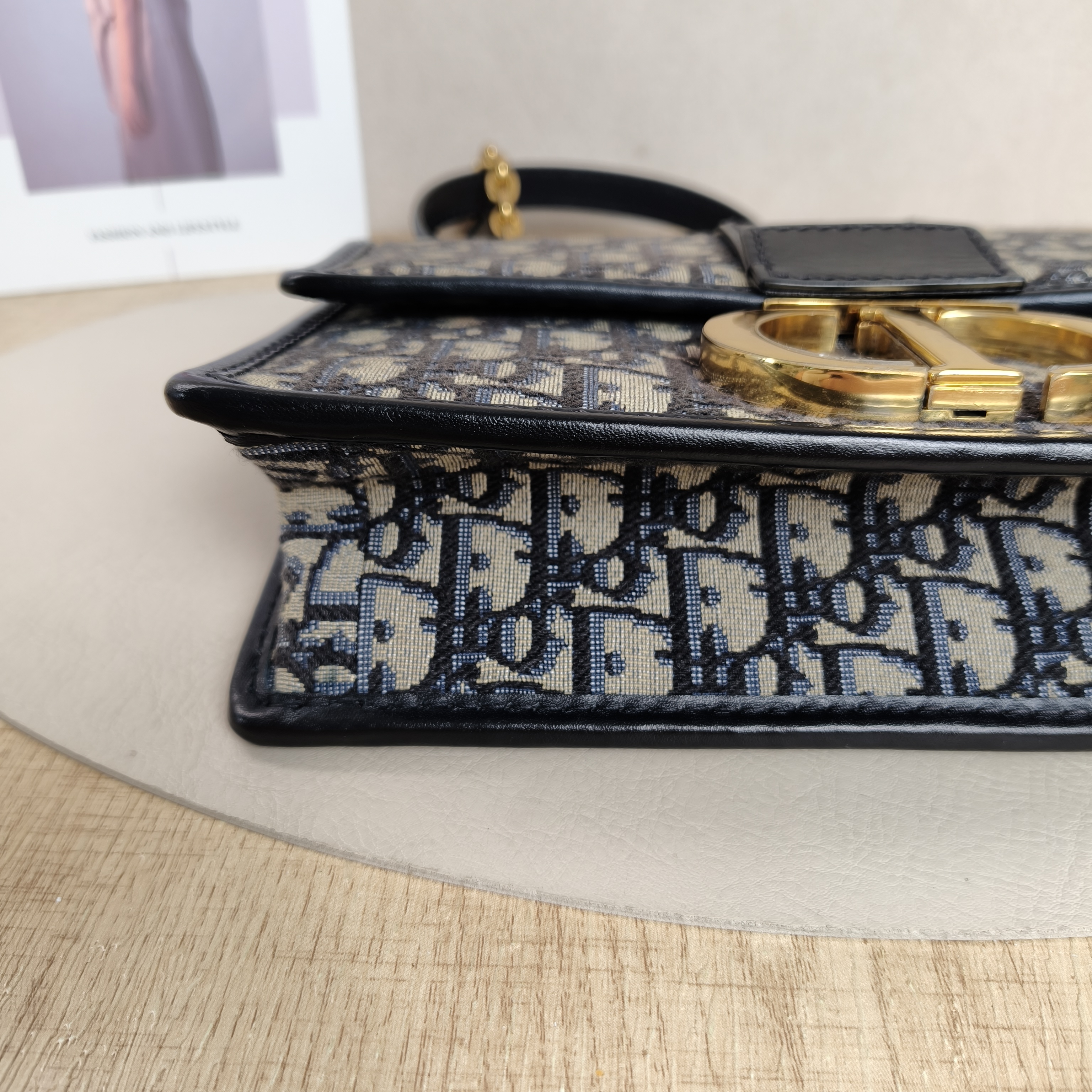 DIOR 30Montaigne 30Medium Monogram Canvas · 25 × 9 × 16.5 cm — cover view 8 of 10