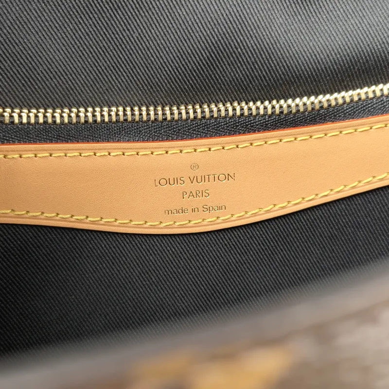 Louis Vuitton Crossbody Bag Diane Baguette Bag Shoulder Strap PVC Small 24 × 9 × 15 cm — detail view 2 of 14