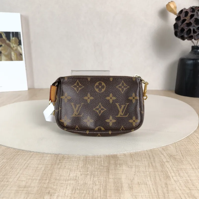 Louis Vuitton Clutch Mini Pochette Accessoires Monogram PV Cmini15.5 × 4 × 10.5 cm