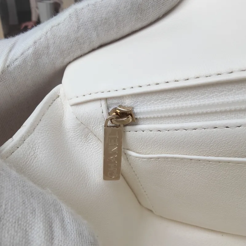 Chanel Crossbody Bag mini White Lambskin mini 20 × 6 × 12 cm — detail view 5 of 14