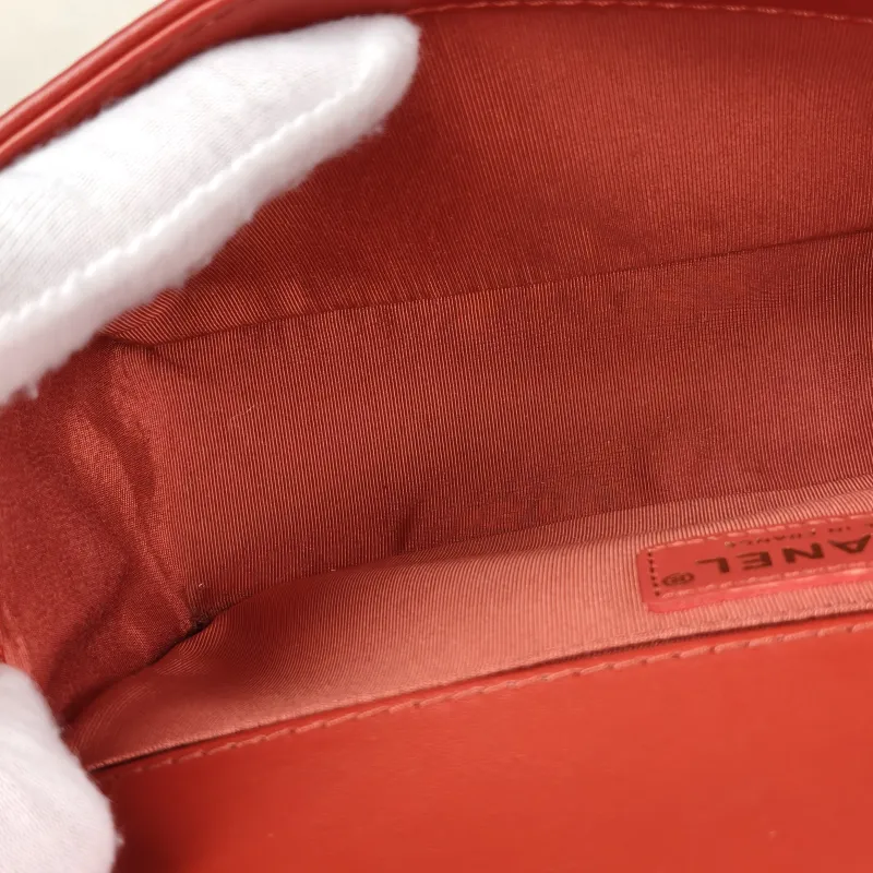 Chanel Crossbody Bag Le Boy​ Red Lambskin Medium 25 × 9 × 15 cm 24 — detail view 3 of 16