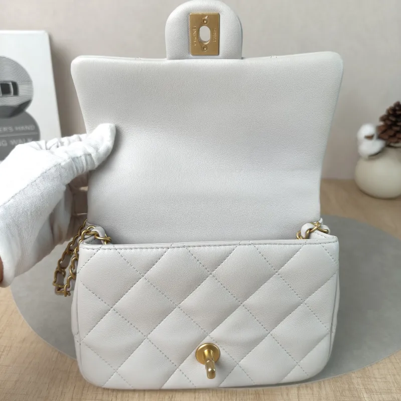Chanel Crossbody Bag Edition White Lambskin One Size19 × 7 × 13.5 cm — detail view 10 of 14