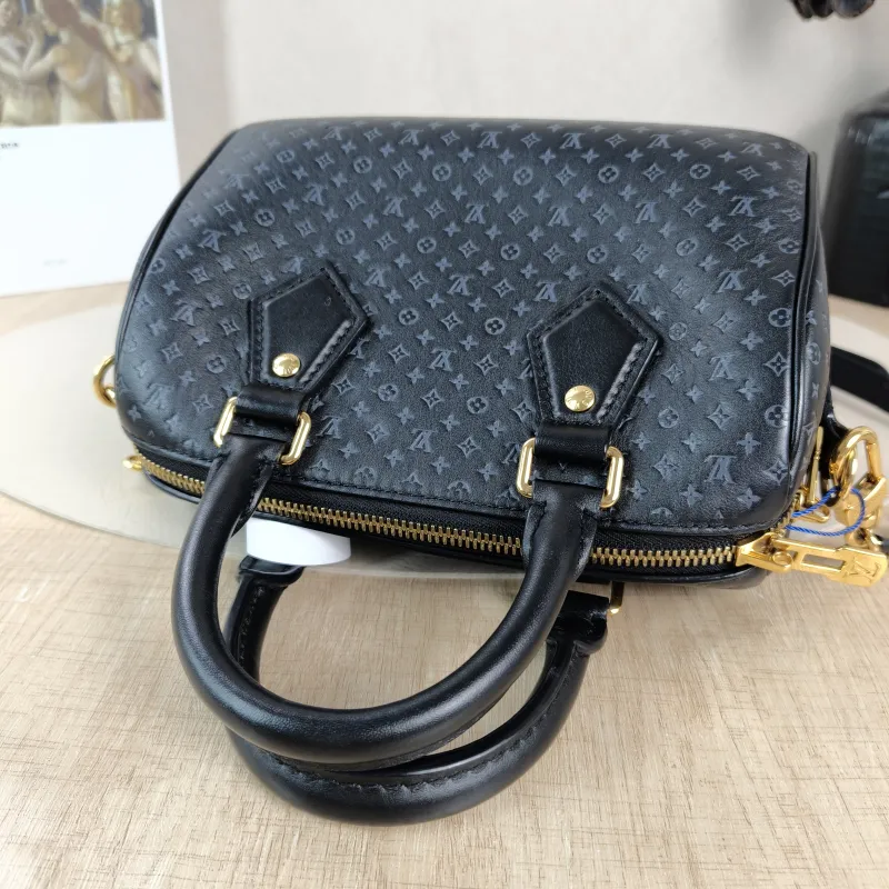 Louis Vuitton Crossbody Bag Speedy20 Black Calfskin Small 20.5 × 12 × 13.5 cm — detail view 2 of 10